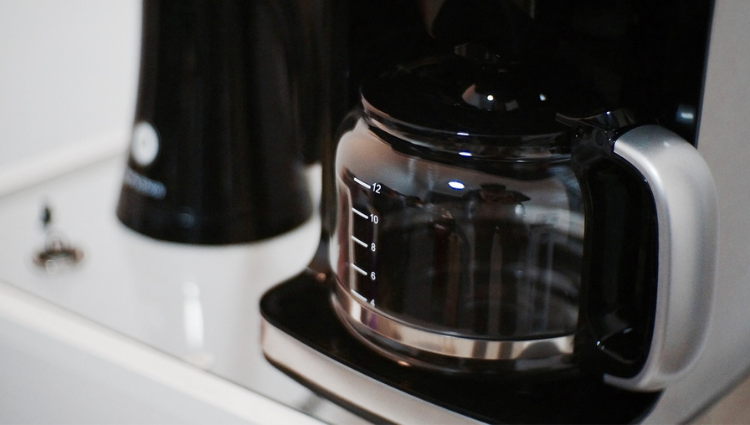 Using a coffee maker with a carafe